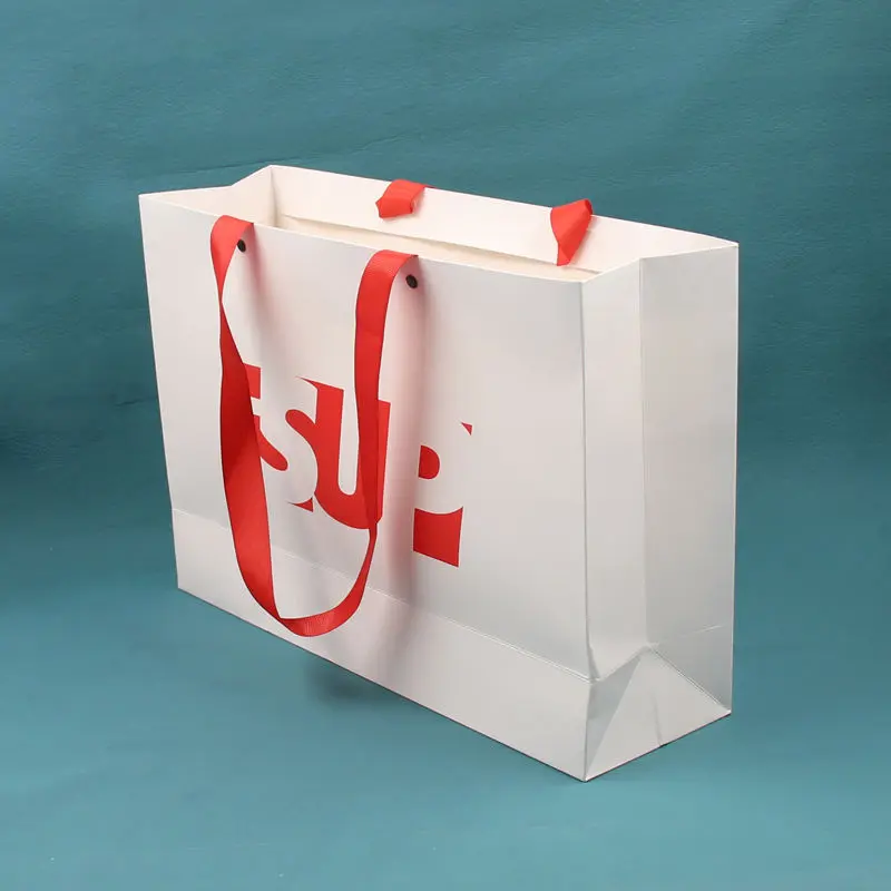 2025 welcomed clothes paper bag with customized logo